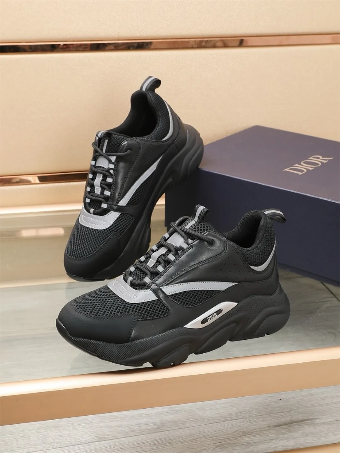 Men's shoes 💰P460💰【Dior】Dior✨ is online at the same time👏 This casual sneaker is a new product in the series and continues Di*r's classic style. The upper is made of original mesh and cow leather, with a two-color textured outsole, and the brand's iconic details on the rear collar and heel to enhance the style. Fashionable and versatile. Wear it with jeans or slacks for a casual look. Size: 38-44 (45 customized)